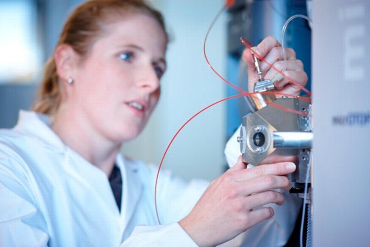 Biotek. Genmab blev stiftet i 1999. Nu henter biotekselskabet en milliard i ny kapital til udvikling af lægemidler og opkøb. 