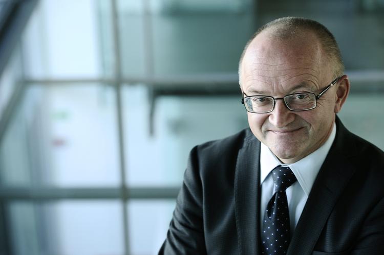 uvillig. PensionDanmark med Torben Möger Pedersen i direktørstolen bød højere på Dong-aktierne, men var ikke villig til at tage den risiko, som Goldman Sachs er. 