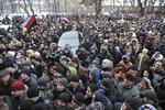 spændinger. Oppositionen i Ukraine annoncerede i går et angreb, hvis ikke præsident Janukovitj ville udskrive valg. Det gjorde han ikke, og fredsforhandlinger mellem parterne røg i vasken. Fredag morgen barrikaderer demonstranterne sig. 