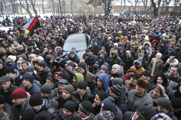 spændinger. Oppositionen i Ukraine annoncerede i går et angreb, hvis ikke præsident Janukovitj ville udskrive valg. Det gjorde han ikke, og fredsforhandlinger mellem parterne røg i vasken. Fredag morgen barrikaderer demonstranterne sig. 