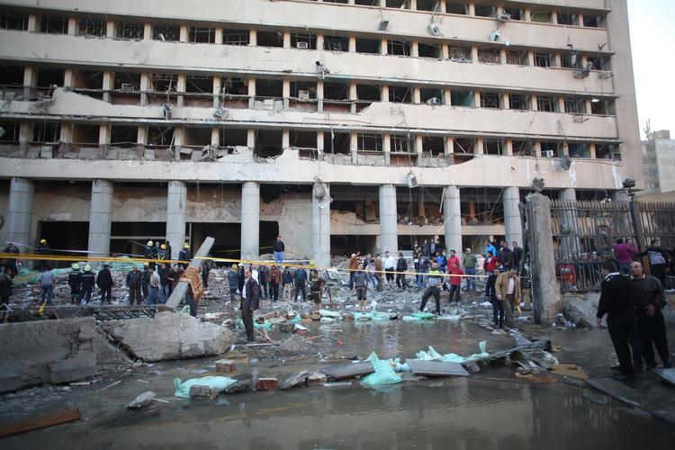Eksplosion. En bilbombe har raseret facaden på politiets hovedkvarter i Kairo. Flere er dræbt og mange er såret. 