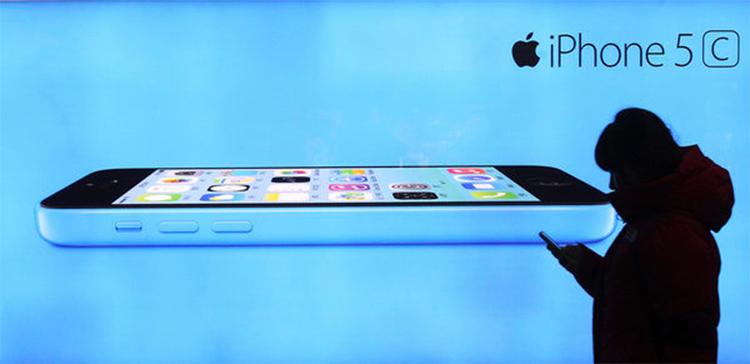 UD. Vi kommer næppe til at se flere iPhones i plastik. Ifølge rygterne kommer der to iPhones til efteråret med forskellige skærmstørrelser, begge lavet i metal. (Foto: AP Photo/Ahn Young-joon) 