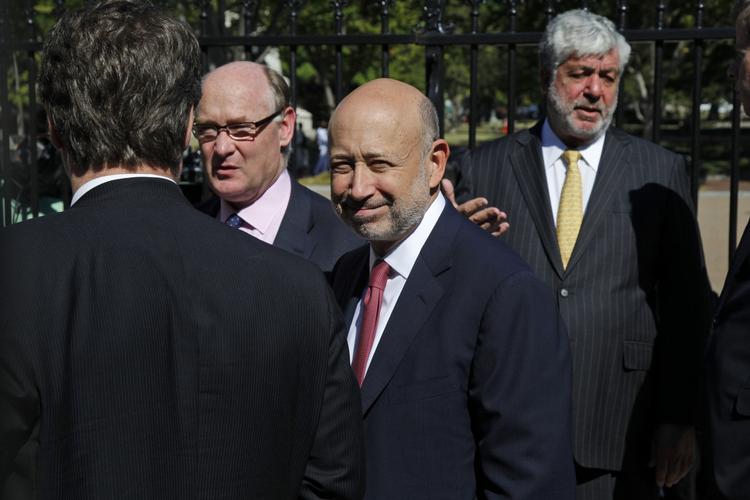 energiejere. Goldman Sachs med direktøren Lloyd Blankfein i spidsen er i øjeblikket centrum for en intens debat om, hvor fornuftigt det er, at staten lukker investeringsbanken ind som medejer af energiselskabet Dong. 