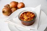 Gratin. Parmesan og muskat giver løggratinen en fin smag. 