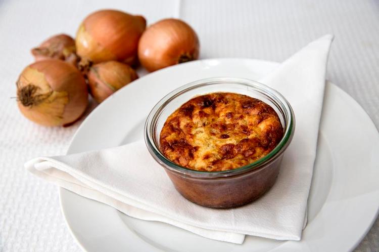 Gratin. Parmesan og muskat giver løggratinen en fin smag. 