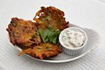Løg-frikadeller. Onion bahji er gode med en frisk raita-sauce. De kan også serveres med chutney, lidt salat, citron eller mango. 