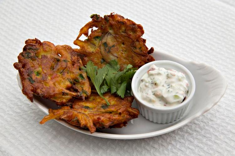 Løg-frikadeller. Onion bahji er gode med en frisk raita-sauce. De kan også serveres med chutney, lidt salat, citron eller mango. 