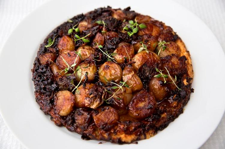 Løgtærte. Tarte Tatin kender de fleste som en dessert med æbler, men den kan også laves i en salt version med skalotteløg, som får lov at karamellisere. 