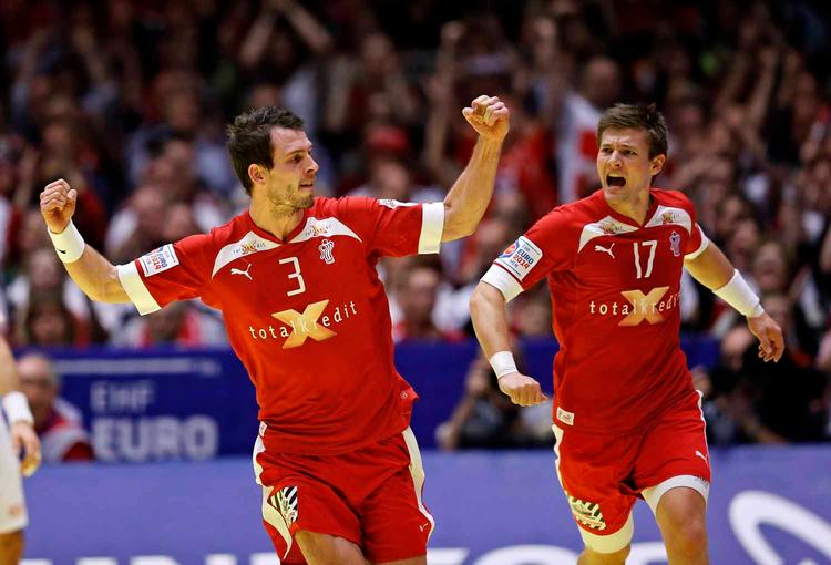 bredt. Mads Christiansen (tv) har et bud på, hvordan kroaterne skal knækkes i semifinalen sent i aften. 