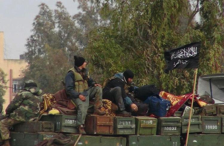Borgerkrig. Krigere fra gruppen Jabhat al-Nusra, som har tråde til al-Qaeda, tager sig en slapper efter at have erobret en luftbase. Flere danskere er taget til Syrien for at slutte sig til oprørere. 