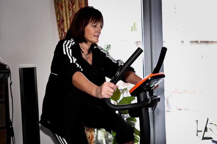 Helhjertet. Nu skal det være, tænkte Kirsten Siggaard, og så gik hun i gang: Hyrede kostvejleder og træner, købte sportstøj, håndvægte samt proteinpulver og lånte en motionscykel, som har vundet indpas i stuen foran storskærmen! 