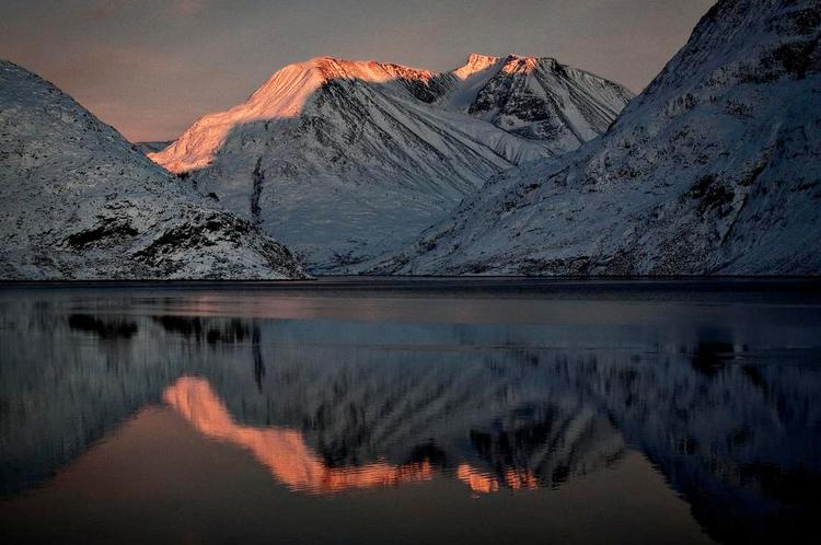 Naturparker. I stedet for at satse på at udvinde råstoffer under overfladen bør Grønland styrke økonomien på andre måder, mener 13 nordiske eksperter.Eksempelvis ved at søge international støtte som Ecuador, hvor man fik kompensation fra verdenssamfundet for at droppe olieudvinding til fordel for at bevare regnskoven. 