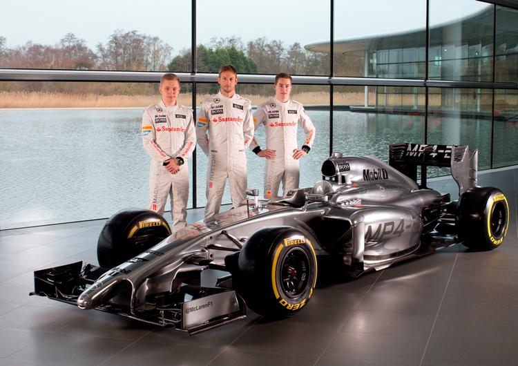bilproblemer. Kevin Magnussen (tv) og Jenson Button (midt) kommer først i gang med prøvekørslen af den nye McLaren-racer onsdag. 