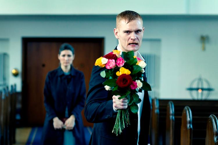 Roberthåb. Skuespilleren Peter Plaugborg spiller den homoseksuelle Christian, der må tage sit liv op til revision, da hans kæreste begår selvmord, og han selv får diagnosen hiv-positiv. 