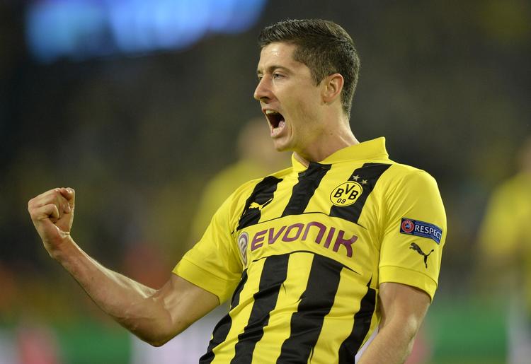 hidsig. Robert Lewandowski gik i clinch med en 17-årig Dortmund-dreng, som gav polakken fingeren på grund af skiftet til de store rivaler fra Bayern. 