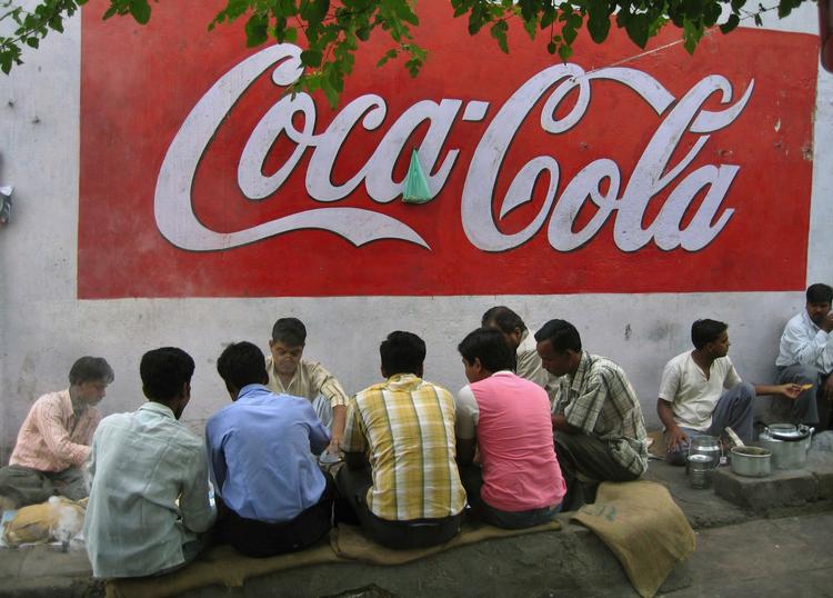 klima-cola. I 2004 tvang vandmangel Coca-Cola til at opgive produktion i Indien, og i dag forholder sodavandsgiganten sig langt mere aktivt til tørke og voldsommere oversvømmelser. 