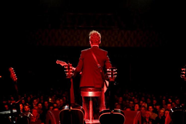 symbiose. Mads Langer er lige så høflig og venlig som sit publikum. Gid han gik med kniv. 