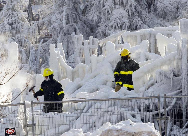 Nedbrændt. Et plejehjem i Quebec-provinsen i Canada gik torsdag op i flammer. Vandet fra slukningsarbejdet frøs så hurtigt, at et tykt islag har dækket de ellers forkullede ruiner. 