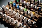 E-væskerne produceres over hele verden, uden varedeklaration, og uden for kontrol, påpeger Kræftens Bekæmpelse. 
