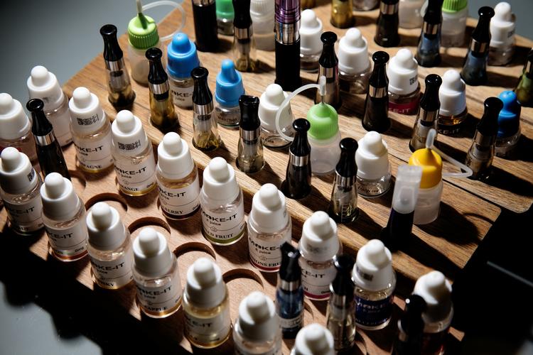 E-væskerne produceres over hele verden, uden varedeklaration, og uden for kontrol, påpeger Kræftens Bekæmpelse. 