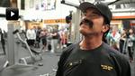 Howard. Her er Arnold Schwarzenegger i forklædning som centerleder. 