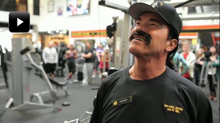 Howard. Her er Arnold Schwarzenegger i forklædning som centerleder. 