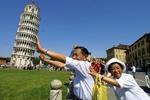 Vartegn. En yndet beskæftigelse for turister i Pisa - og dem er der en del af af - er at lave denne manøvre. Men hvis det stod til visse mafiamedlemmer, ville det skæve tårn slet ikke stå der i dag. 