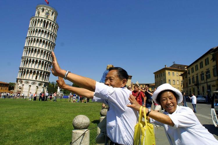 Vartegn. En yndet beskæftigelse for turister i Pisa - og dem er der en del af af - er at lave denne manøvre. Men hvis det stod til visse mafiamedlemmer, ville det skæve tårn slet ikke stå der i dag. 