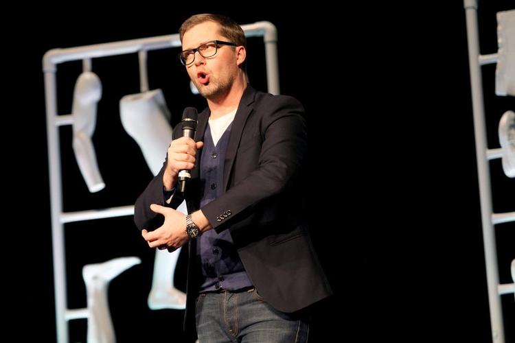 GESTIK. Det fysiske udtryk fejler ikke noget. Det er snarere den verbale side af sagen, som halter. 