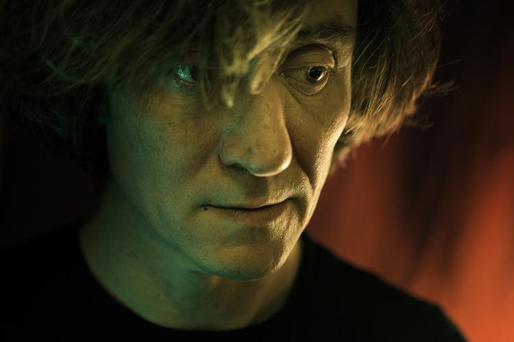 postpunk. Nicolaj Stockholm har i en årrække været en respekteret lyriker. Nu er han så også rockmusiker i spidsen for syrerockbandet The Liquid. 