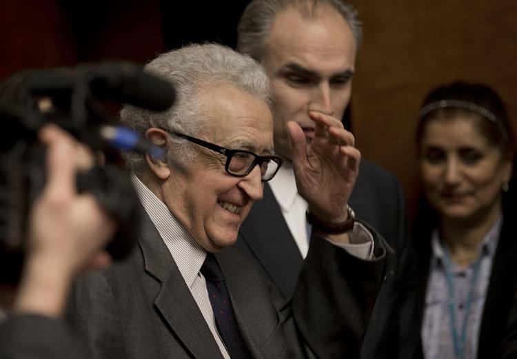 Optimisme. FN's mødeleder ved fredskonferencen for Syrien, Lakhdar Brahimi, havde et smil på læberne, da han i går forlod forhandlingerne. I dag er snakkene blevet genoptaget - nu med parterne direkte over for hinanden. 