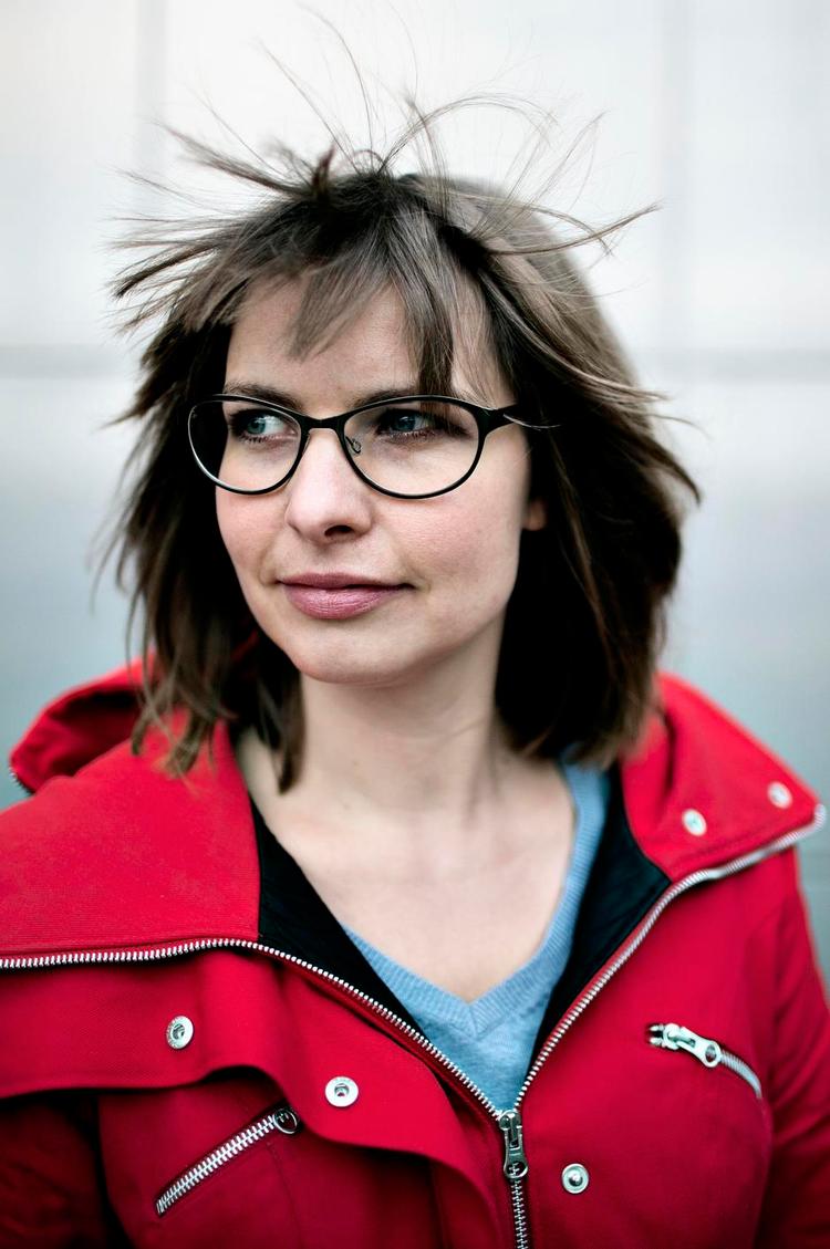 Moderskab. Der er som megen idenditet i moderskabet, at du som kvinde uden barn skal kæmpe med forestilligen fra samfundet om at en andenrangskvinde, siger kiropraktor og forfatter Karin Rahbek. 