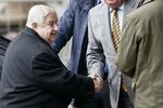 Optimisme. Den syriske udenrigsminister, Walid al-Moallem, smilede på vejen ind til dagens forhandlinger. 