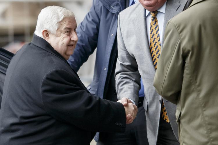 Optimisme. Den syriske udenrigsminister, Walid al-Moallem, smilede på vejen ind til dagens forhandlinger. 