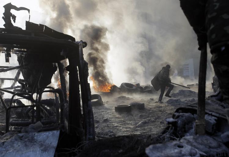 Trussel. Ukrainske myndigheder siger, at politiet vil storme demonstranternes barrikaderede område i Kijev, hvis de ikke slipper to betjente fri, som angiveligt skulle være blevet taget til fange under kampene med politiet. Demonstranterne nægter at kende noget til beskyldningerne. 