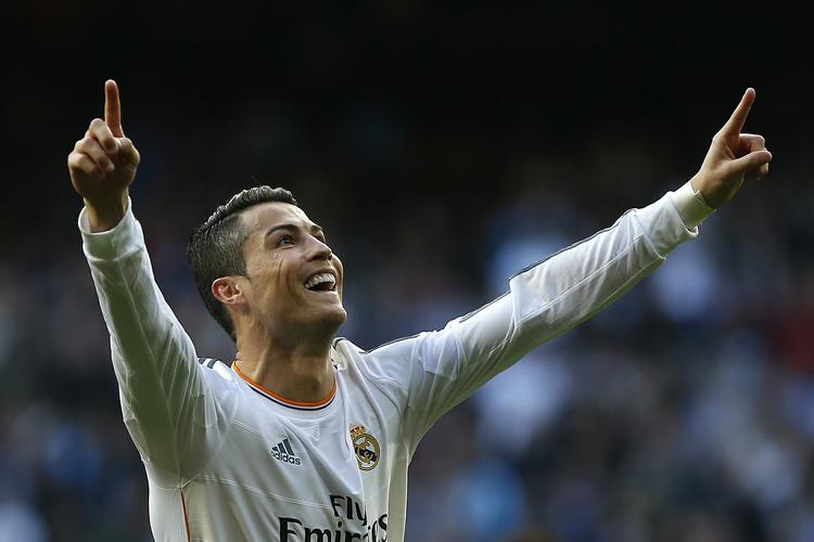 tophold. Real Madrids Cristiano Ronaldo satte holdet på sejrskurs med en scoring efter en times spil mod Granada. 