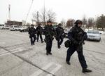 Skuddrama. Klokken 11.15 lokal tid blev politiet tilkaldt til indkøbscentret Sears ved den den amerikanske by Baltimore, fordi en gerningsmand havde affyret adskillige skud. 