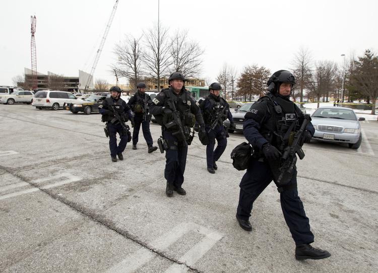 Skuddrama. Klokken 11.15 lokal tid blev politiet tilkaldt til indkøbscentret Sears ved den den amerikanske by Baltimore, fordi en gerningsmand havde affyret adskillige skud. 