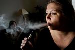 Rygestop. E-cigaretterne hjælper Barbara Davidsen med at ryge færre almindelige cigaretter. Hun køber sin nikotin-væske i en butik i København, men vil ikke sige hvor, da det er forbudt at sælge. 