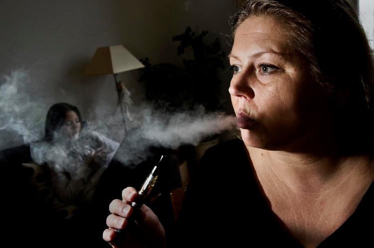 Rygestop. E-cigaretterne hjælper Barbara Davidsen med at ryge færre almindelige cigaretter. Hun køber sin nikotin-væske i en butik i København, men vil ikke sige hvor, da det er forbudt at sælge. 