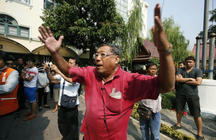 Konflikt. En indbygger i Bangkok viser sin vrede over, at regeringskritiske demonstranter har blokeret adgang til steder, hvor man kan brevstemme. 