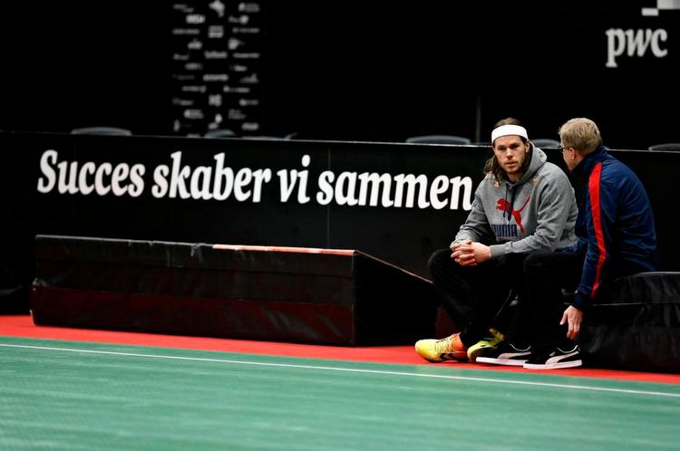 Topmøde. Mikkel Hansen og Ulrik Wilbek drøftede lørdag de taktiske muligheder op til finalen mod Frankrig. Og helt let bliver det jo nok heller ikke. 
