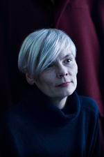 <cutline_leadin>ikke mere snak.</cutline_leadin> Bettina Bakdal er <240>tilbage på pinden som designer. »Jeg var blevet træt af at snakke. Jeg er uddannet designer, og det verbale er ikke mit første sprog«. <fotograf>Foto: Katinka Hustad</fotograf> 