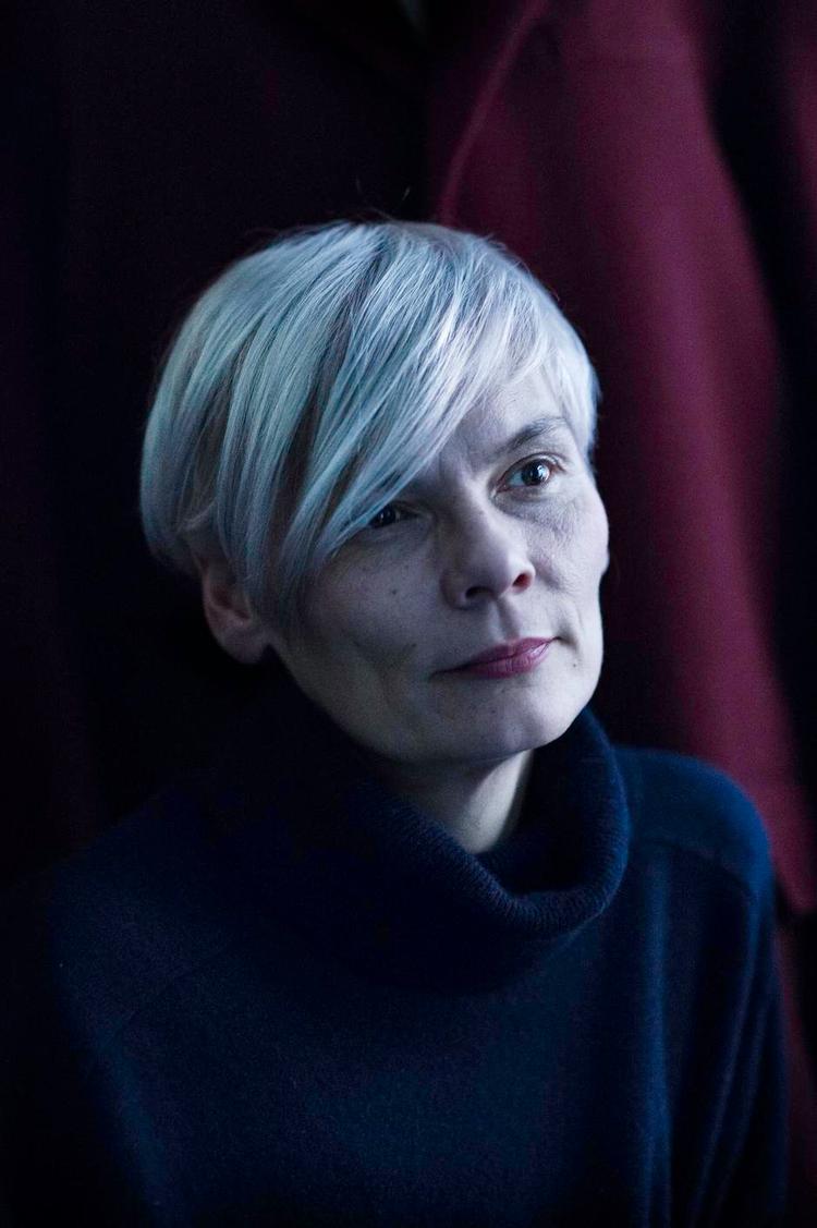 <cutline_leadin>ikke mere snak.</cutline_leadin> Bettina Bakdal er <240>tilbage på pinden som designer. »Jeg var blevet træt af at snakke. Jeg er uddannet designer, og det verbale er ikke mit første sprog«. <fotograf>Foto: Katinka Hustad</fotograf> 