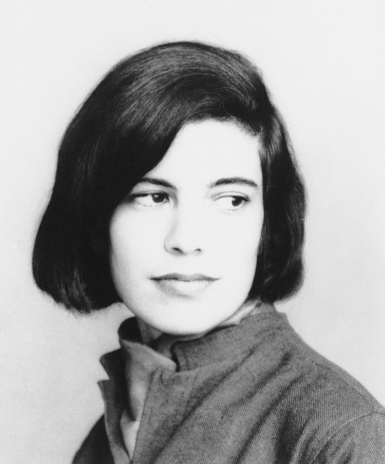 Mor. Den amerikanske forfatter og aktivist Susan Sontag taler i interviewet i Rolling Stone blandt andet om sin kræftsygdom. I første omgang vandt hun over sygdommen. 