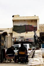 Checkpoint. »Hvis du skal fotografere, skal det være lige nu«, siger Abu Khadija. Hans kone klikker og får foreviget disse to oprørere fra den al-Qaeda-affilierede al-Nusra ved et checkpoint i Bab al-Hawa. 