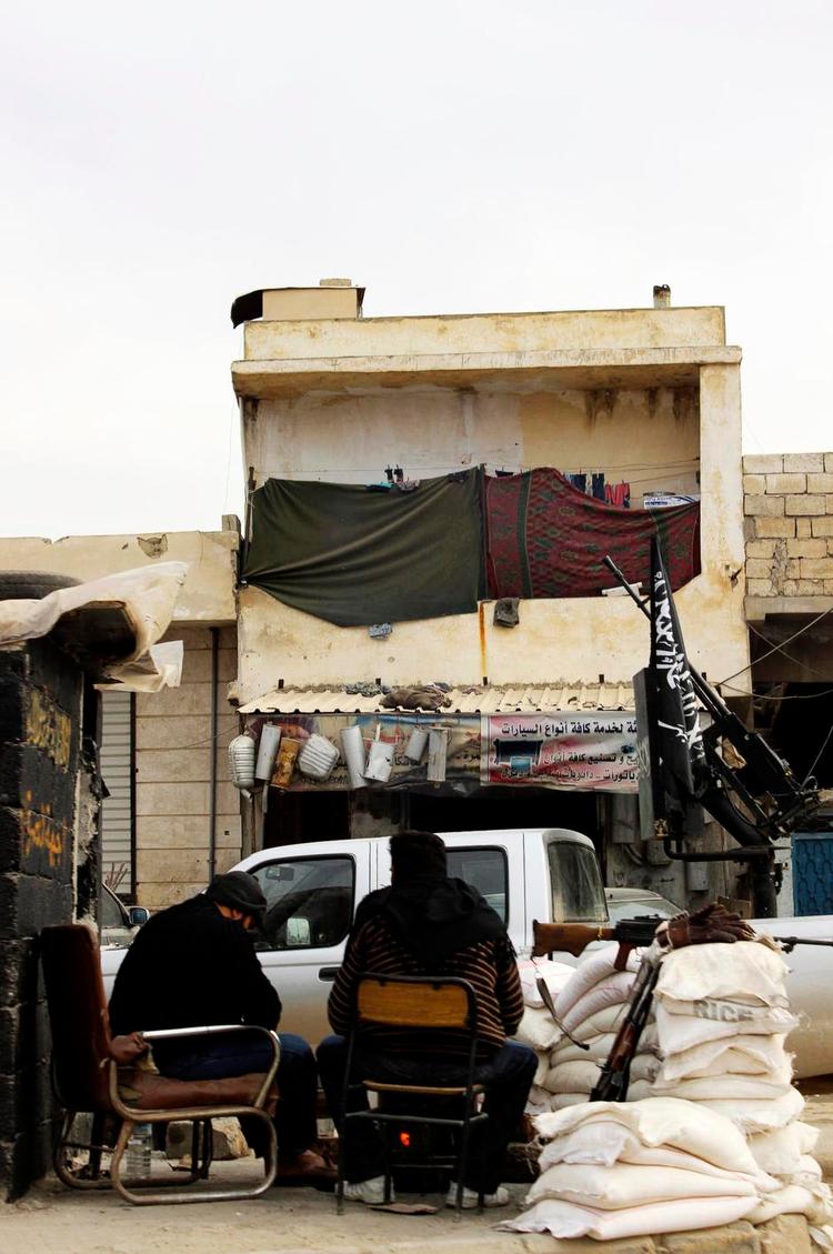 Checkpoint. »Hvis du skal fotografere, skal det være lige nu«, siger Abu Khadija. Hans kone klikker og får foreviget disse to oprørere fra den al-Qaeda-affilierede al-Nusra ved et checkpoint i Bab al-Hawa. 
