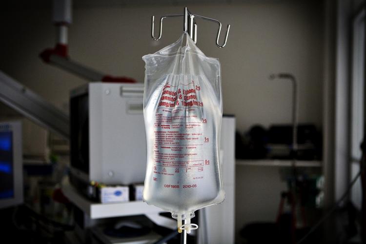 Selvmordshjælp. Gennem foreningen Dignitas, der hjælper udenlandske borgere med at begå selvmord på en af deres klinikker i Schweiz, har det danske sundhedsministerium fundet frem til fire danskere, der har fået hjælp til at begå selvmord i udlandet. 