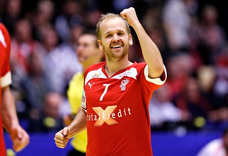 opmuntring. Anders Eggert kan få en håndboldhal til at svinge, når han tryller bolden over stregen fra en spids vinkel og derefter leverer sit store smil. 