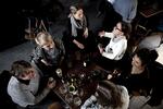 Festligt. Fredagsbar er et velkendt fænomen på de videregående danske uddannelser. Men hvor meget skal de unge ellers have lov at drikke? 